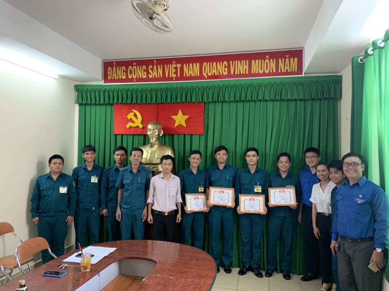 tập thể chi đoàn dân quân cùng các đồng chí lãnh đạo tại buổi khen thưởng
